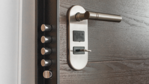 Porte blindée ou blindage de porte : lequel choisir pour renforcer la sécurité de votre domicile ?